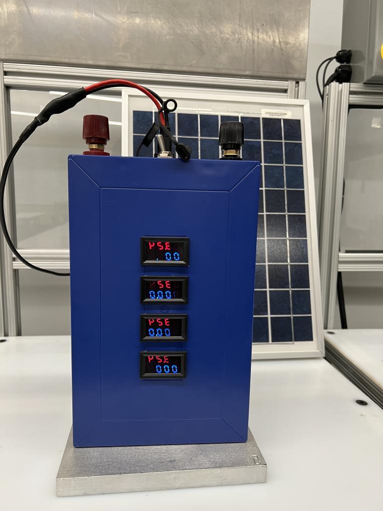 连接太阳能电池板的蓝色电池管理系统(BMS).